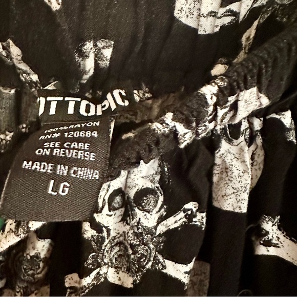 Hot Topic Black and White Skull Skater Skirt - Picture 2 of 3